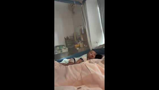 Baby hilariously pretends to sleep after waking sibling in Guangdong, China