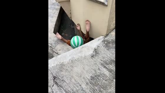 Child accidentally falls into sewer during conversation in Semarang, Indonesia