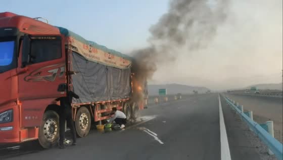 Truck catches fire on highway in Xinjiang, China