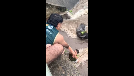 Dramatic flood rescue caught on camera at Astorga Bridge in Leyte, Philippines