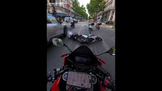 Motorcyclist loses balance and falls at intersection in Paris, France