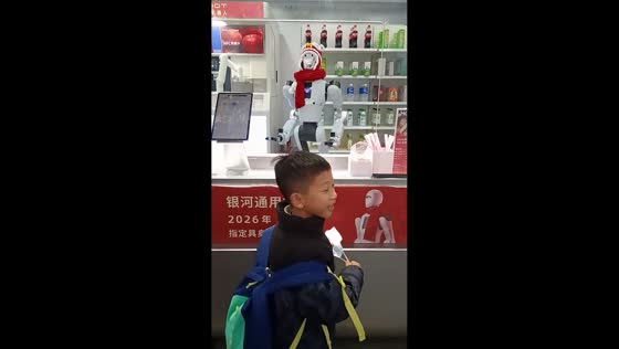 Robot knocks over bottles while picking order in Hunan, China