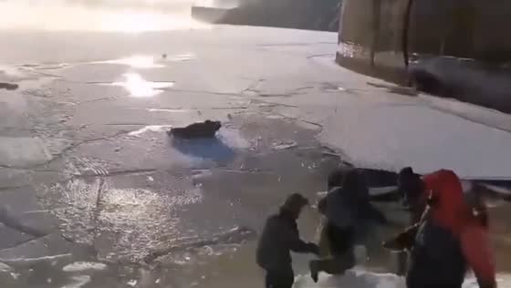 Ice fishing expedition turns perilous as ice cracks, prompting swift evacuation