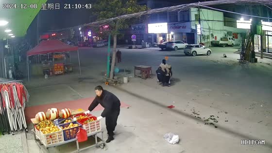 Woman and passenger fall off electric scooter in Anhui, China