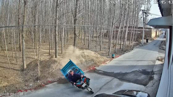 Elderly driver falls after losing control of e-bike truck in Shandong, China