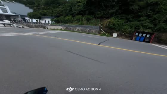 Motorcyclist crashes into tunnel wall in Hubei, China
