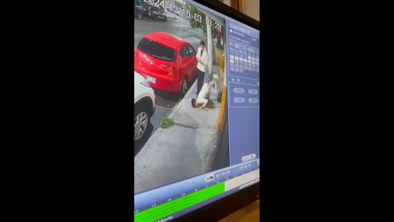 Man trips and falls face-first on street in Mexico
