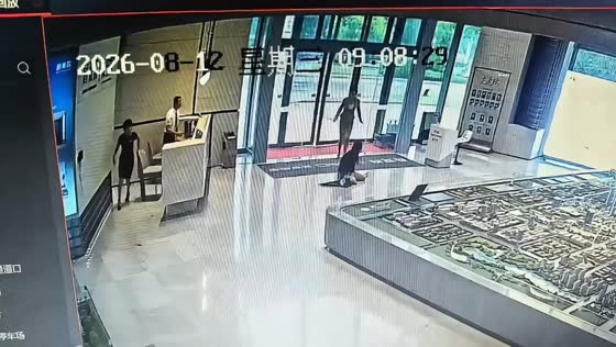 Woman slips while rushing into building in Shandong, China