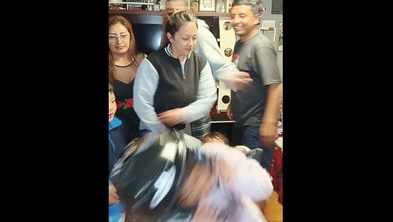 Kid falls after helmet hit in family lineup in Quito