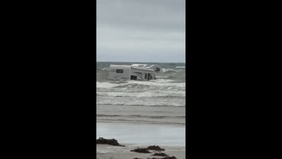 Motorhome trapped by rising tide in Porthmadog, UK