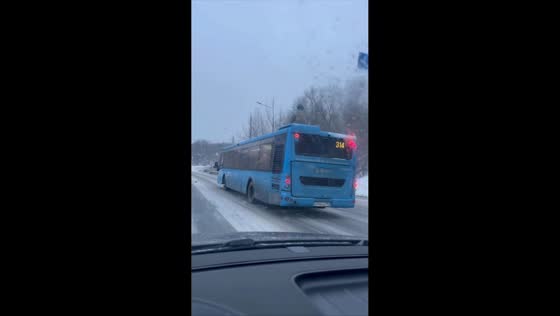 Teen dangerously rides bus roof in Moscow snowfall, Russia