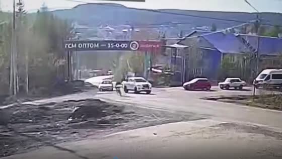 17-year-old cyclist injured in collision with car in Aldan, Russia: accident under investigation