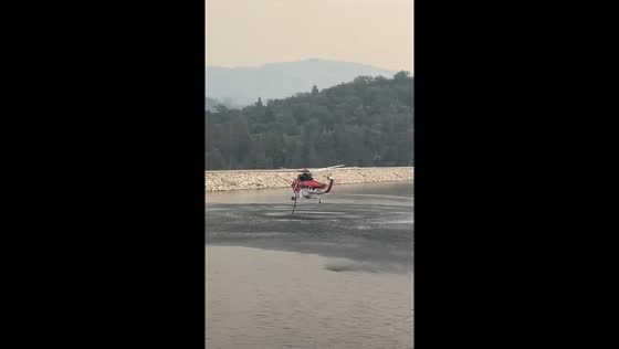 Helicopter takes water from Lake Arrowhead to battle Line Fire