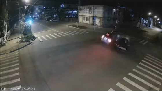 Driver runs red light and crashes into car before fleeing scene in Sukhum, Georgia