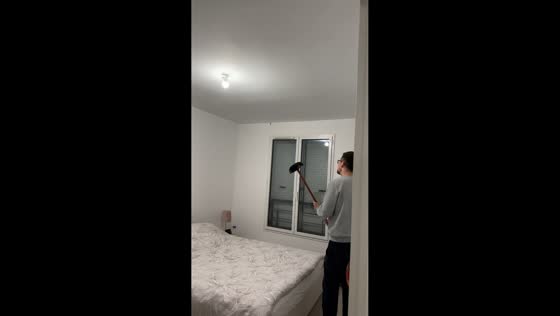 Man struggles to remove large spider from wall in Aix-en-Provence, France
