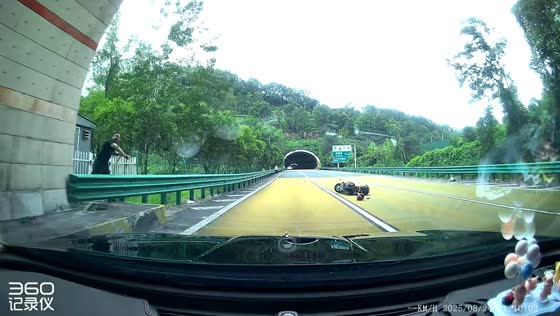 Dashcam captures stone-throwing incident leading to crash in Shaanxi, China