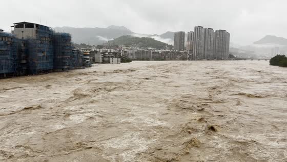 Typhoon Saudel flooding sends powerful currents through residential area in Yongtai, China