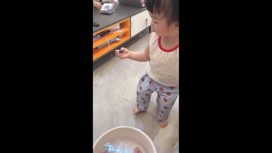 Little girl's blueberry prank catches dad by surprise in Fujian, China