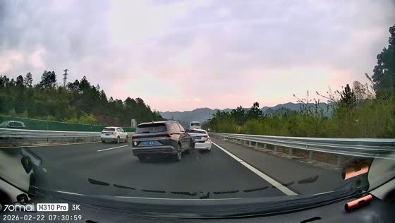 Rear-end crash worsens traffic on Erguang Expressway in Guangdong, China