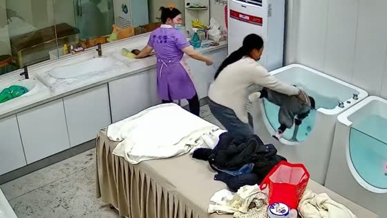Child nearly drowns while playing with water in Anhui, China