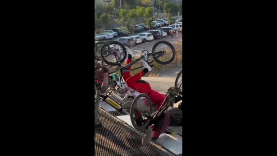 Bicycle race disrupted by starting gate failure in Santiago, Chile