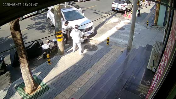 Car rips off bumper while reversing into bollards in Beijing, China