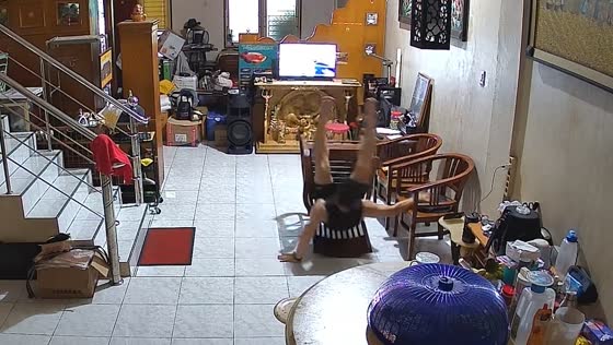 Person falls off rocking chair in Pekanbaru City