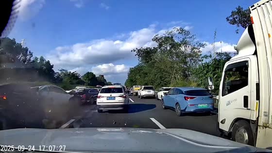 Traffic crash causes multiple collisions on busy road in Sichuan, China