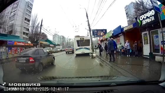 Passenger falls as bus pulls away at stop in Samara, Russia