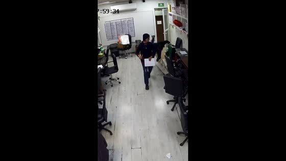 Man trips and falls in Ecatepec de Morelos, Mexico