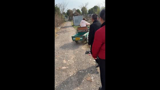 Woman falls off electric tricycle in Zhejiang, China