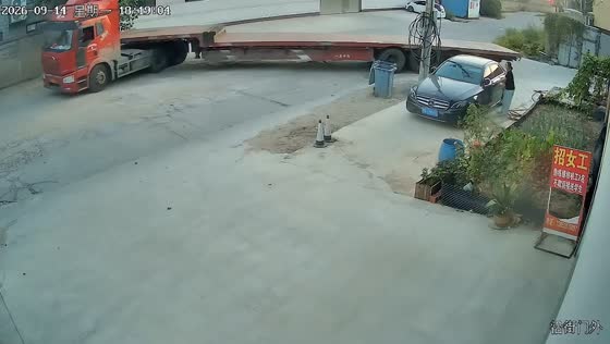 Car collides with reversing tractor-trailer in Anhui, China