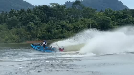 Jet ski passenger falls into water during playful ride in Jiangxi, China