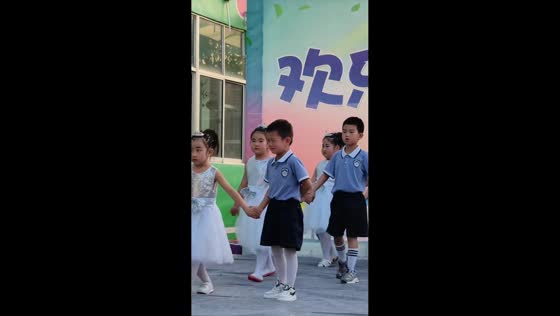 Boy continues dance performance while crying on stage in Shandong, China
