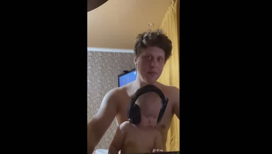 Father's gaming session lulls daughter to sleep with headphones on