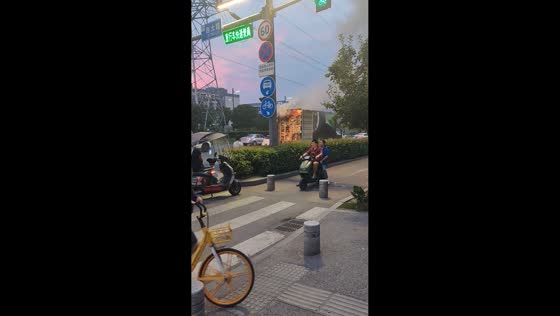 Truck fire spreads despite attempts to extinguish it in Shaanxi, China