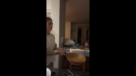 Woman drops food after pan handle breaks while cooking in Paraná, Brazil