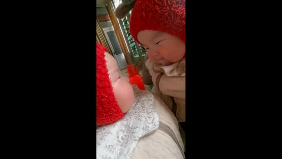 Twin babies’ adorable conversation in Henan, China