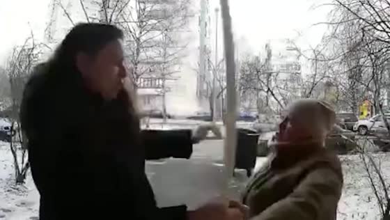 Pensioner tried to beat her neighbor with a piece of plinth because of the noise in the entrance