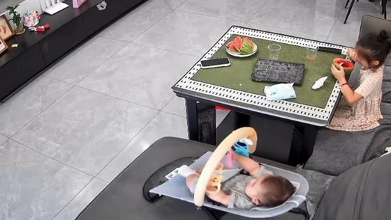 Little girl helps toddler after baby rocker fall in Guizhou, China