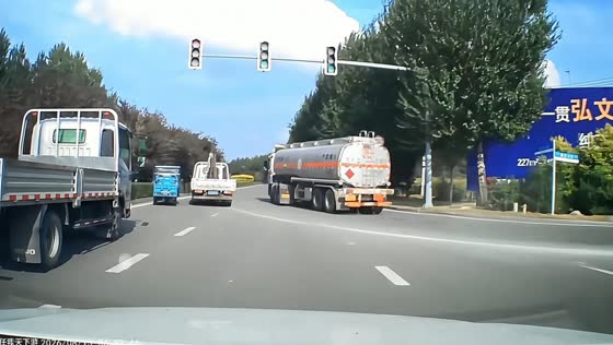 Trucks and tricycle narrowly avoid collision in Jilin, China