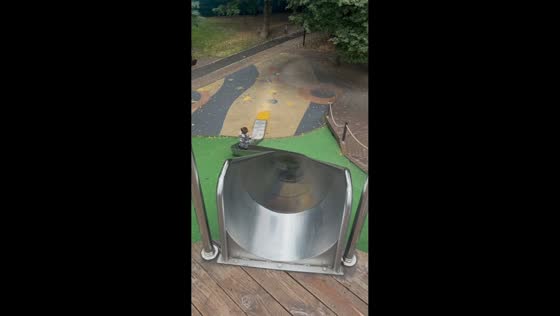 Man tumbles off steep slide in Delegatsky Park mishap, Moscow, Russia