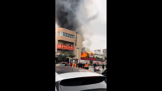 Massive fire engulfs shoe city in Zhengzhou, Henan, China