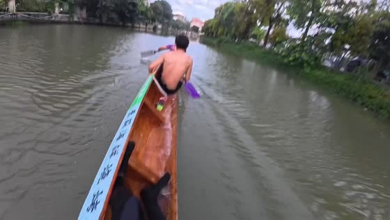 Boat sinks while men row across river in Guangdong, China