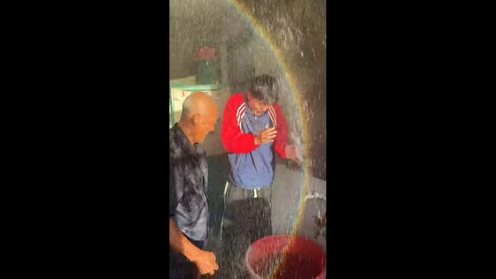 Loose faucet sprays water and startles man in Liaoning, China