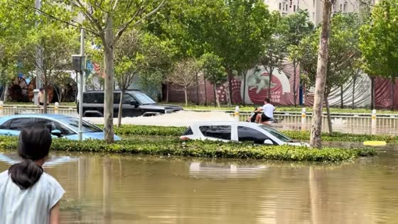 Small wave from passing vehicle causes chaos during flood in Shandong, China