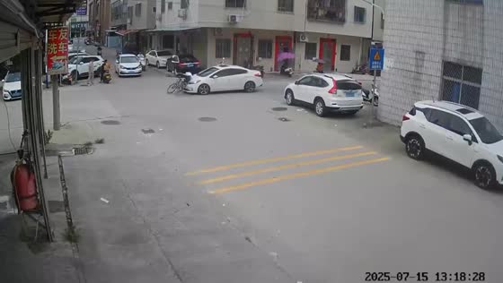 Woman on bicycle collides with car in Guangdong, China