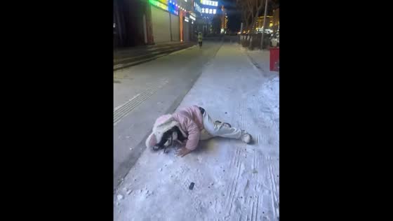 Winter wonderland blunder: hilarious snowy slip-up caught on camera!