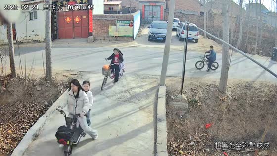 Child falls from narrow bridge in Shandong, China