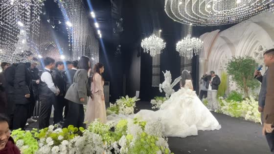 Bride falls after bouquet toss mishap in Henan, China